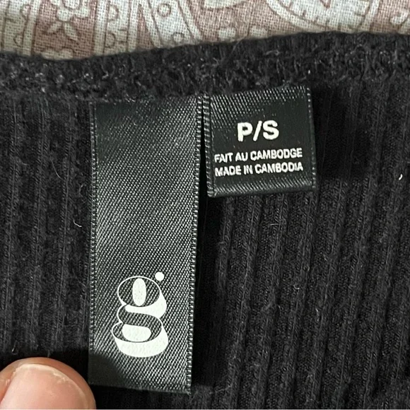 Black Off-Shoulder Ribbed Garage Top - Picture 3 of 3